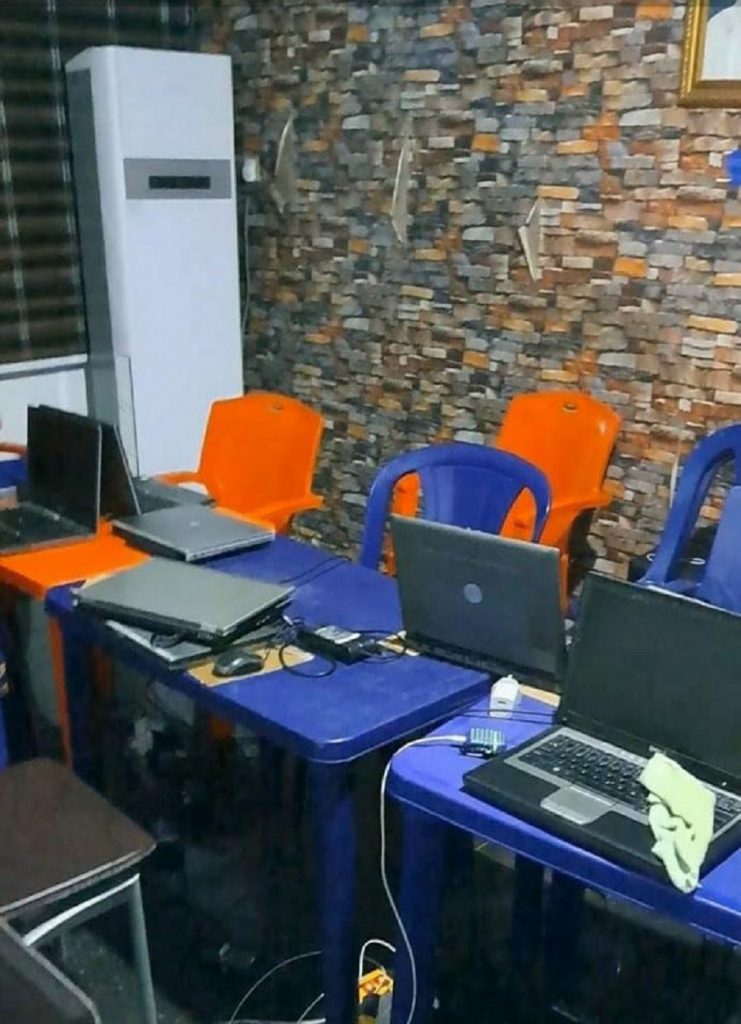 Le propriétaire d’une école de cybercriminalité et ses « élèves » arrêtés au Nigeria 