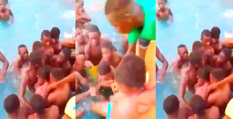 un groupe de garçons caressent une fille dans une piscine