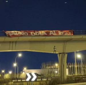 Madrid-Racisme/ Un mannequin avec le maillot de Vinicius pendue à un pont à quelques heures du Derby