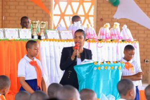 Education / Eva Traoré Méité récompense les meilleures élèves du Pensionnat Méthodiste Filles d'Anyama