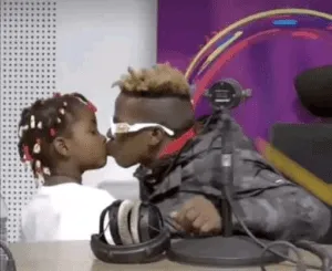 Dj Congélateur arrêté par la police après son baiser à une fillette