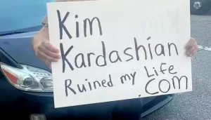 "Kim Kardashian a ruiné ma vie": l'histoire derrière le signe devenu viral sur TikTok