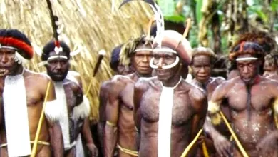 Tribu de Sambia qui boit du sperme