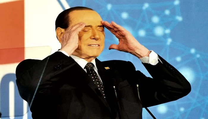 silvio-berlusconi-le-cavalier-surgit-dans-la-nuit.webp