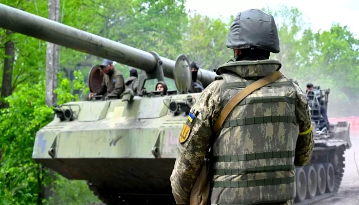 Les chars russes défilent enfin dans la capitale ukrainienne, mais il y a un rebondissement