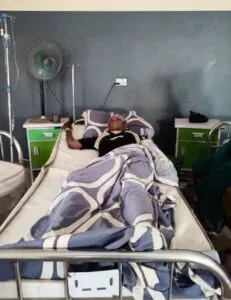 Elle atterrit à l’hôpital après avoir confronté la maîtresse de son mari chez elle