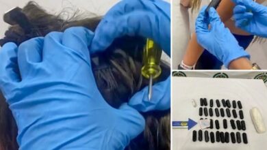 une femme cache la cocaine dans ses cheveux