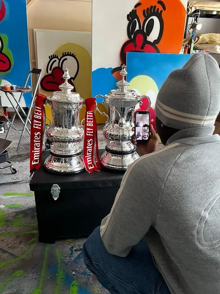 Un artiste nigérian conçoit le trophée de la FA Cup pour la prochaine finale