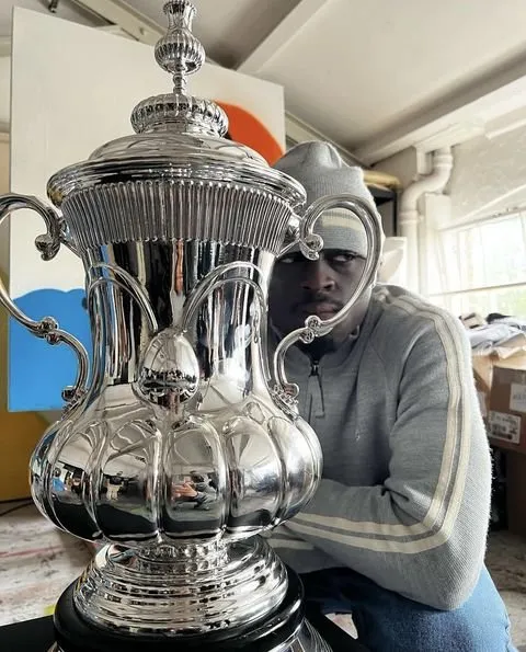 Un artiste nigérian conçoit le trophée de la FA Cup pour la prochaine finale