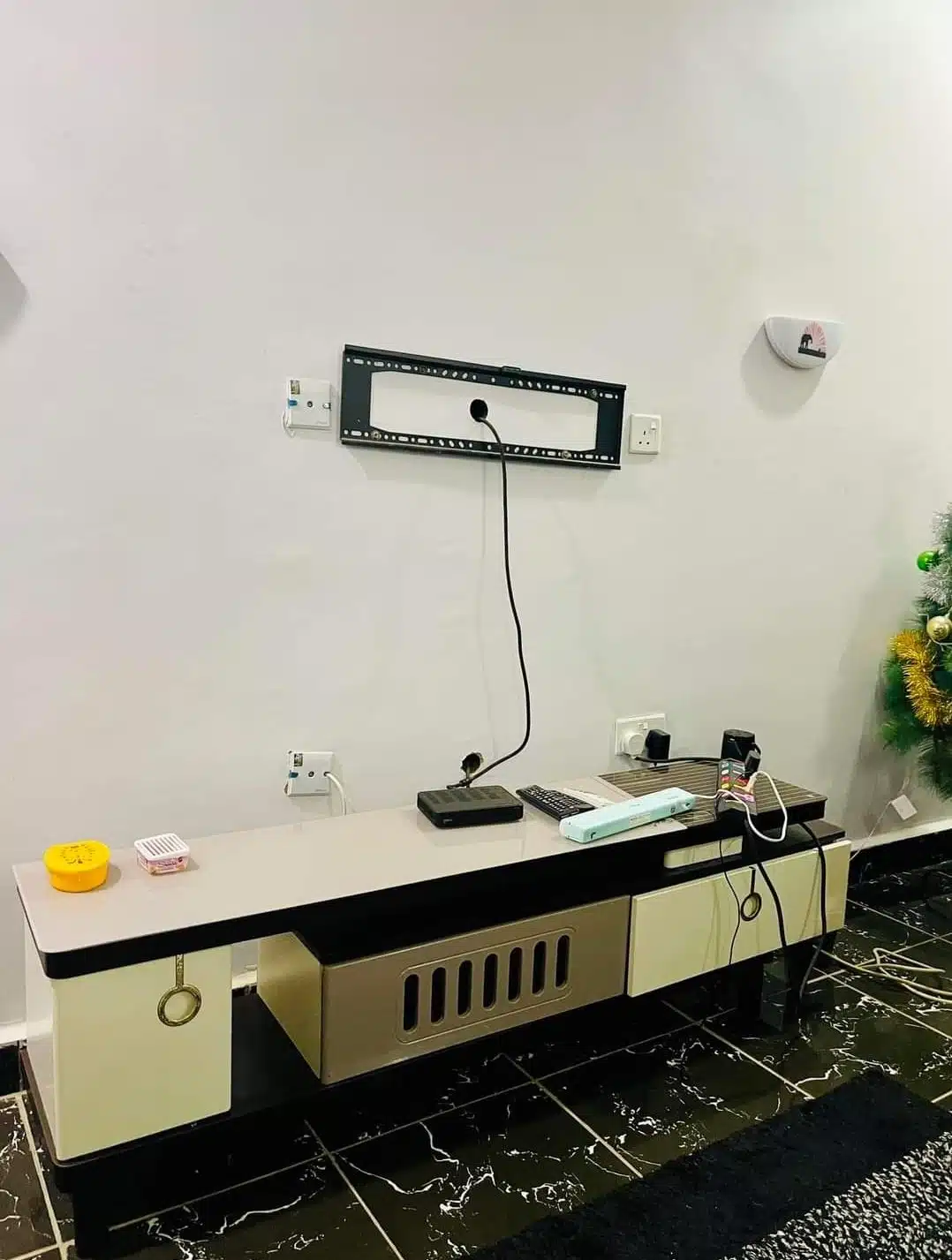 Une femme vole la télévision de l’homme qui l’a sauvée et hébergée pour une nuit