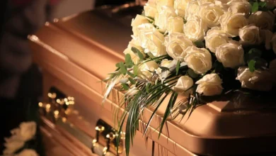 Un homme incinère son epouse