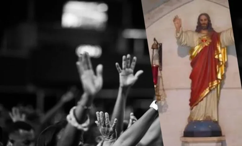 un homme fait caca sur la statue de Jesus