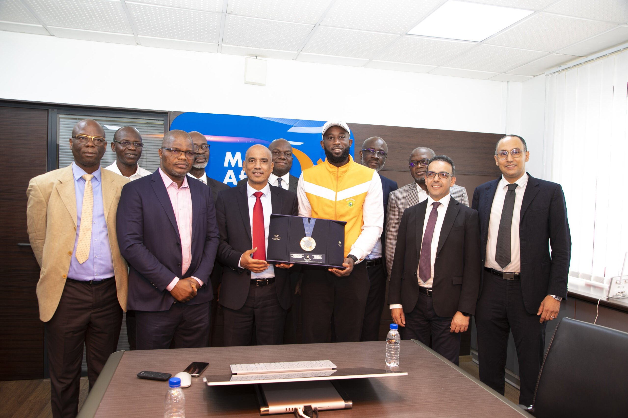 Cissé Cheick Sallah présente sa médaille olympique à MOOV AFRICA CI, un pari gagnant.