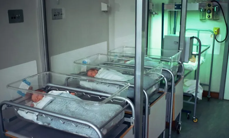 Deux femmes échangées à la naissance