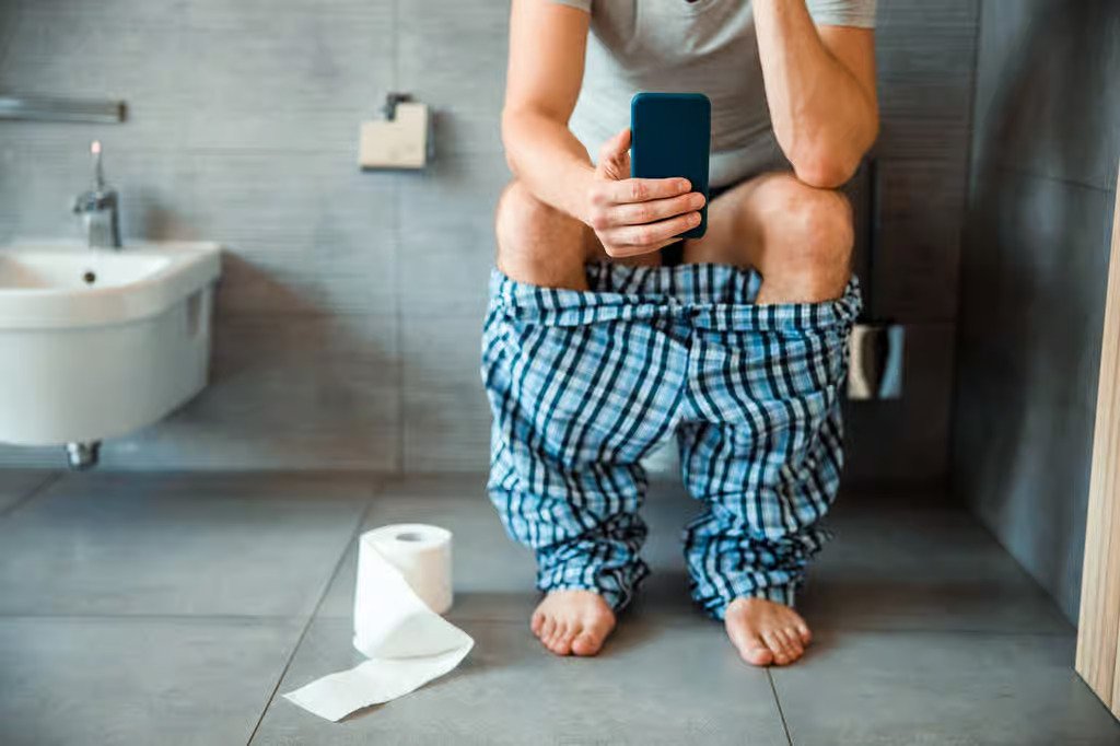 Santé : Rester assis sur les toilettes pendant plus de 10 minutes peut être dangereux, selon les médecins