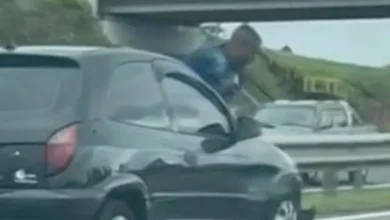 Une femme s’enfuit et jette son ex du capot après qu’il se soit accroché à sa voiture lorsqu’elle l’a largué