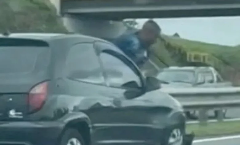 Une femme s’enfuit et jette son ex du capot après qu’il se soit accroché à sa voiture lorsqu’elle l’a largué