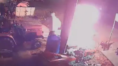 un indien brule sa femme pour avoir donné naissance à trois filles