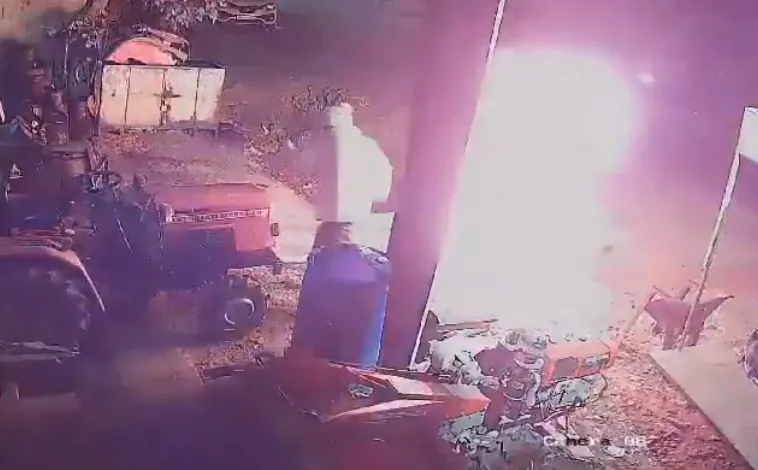 un indien brule sa femme pour avoir donné naissance à trois filles