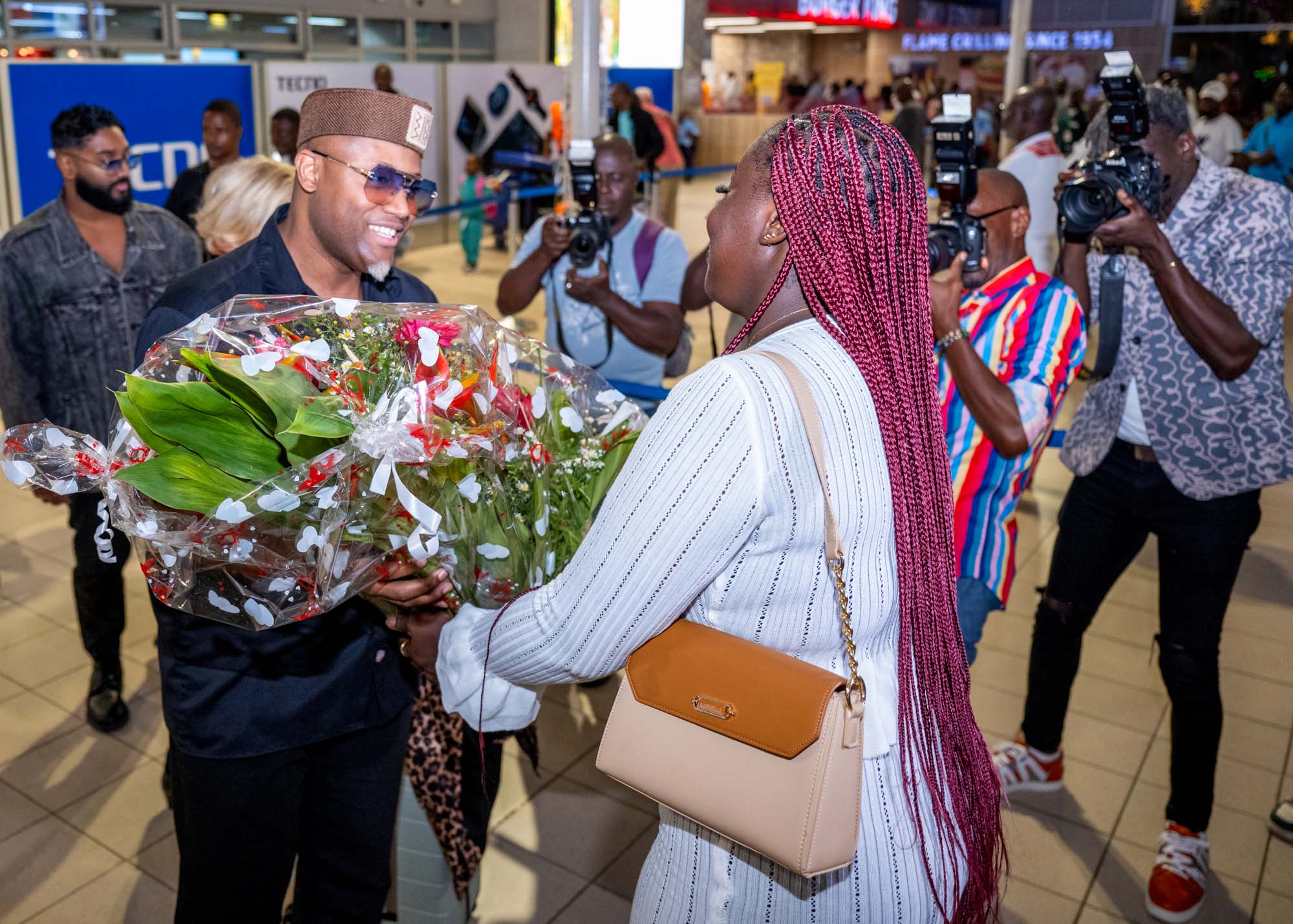 Musique : la nouvelle étoile de l’afrobeats Abel Maxwell accueilli dans une liesse populaire à l’Aéroport Félix Houphouët-Boigny d’Abidjan
