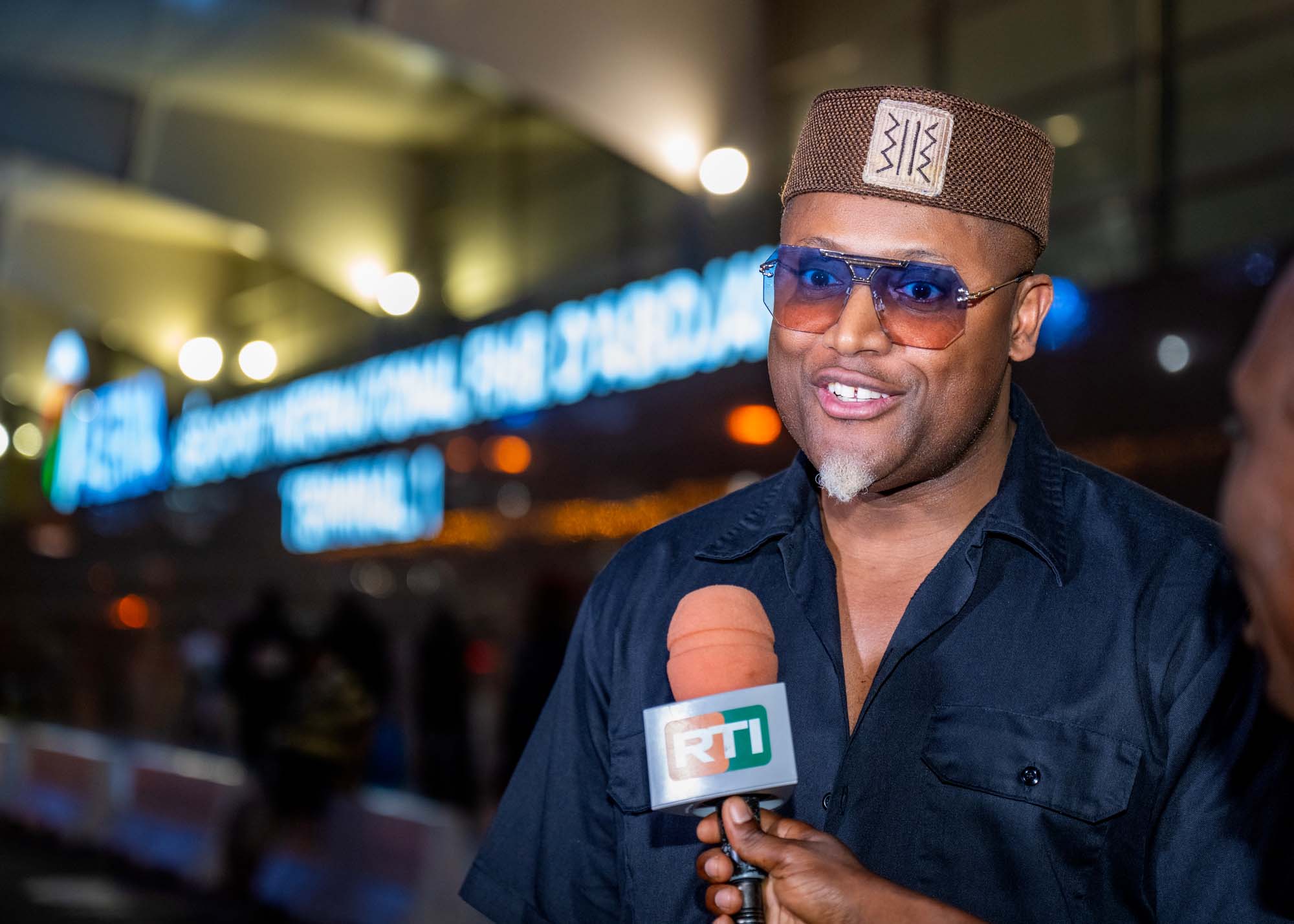 Musique : la nouvelle étoile de l’afrobeats Abel Maxwell accueilli dans une liesse populaire à l’Aéroport Félix Houphouët-Boigny d’Abidjan