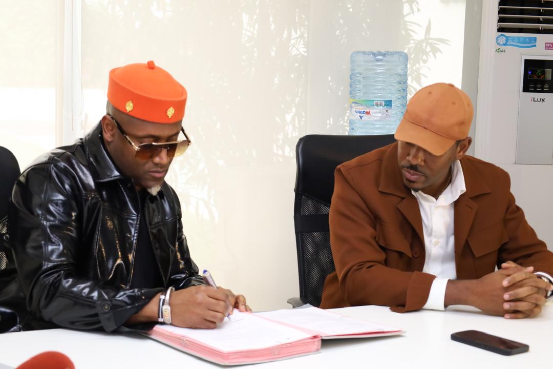 Abel Maxwell signe chez Universal Music Africa : Un pas de géant pour un artiste plein de talent