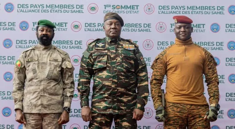 L_ALLIANCE-DES-ETATS-DU-SAHEL-PRESENTE-LEUR-DRAPEAU