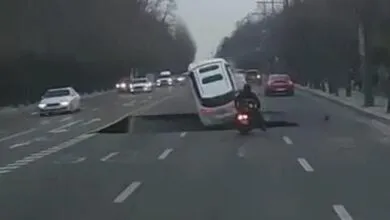 Un gouffre est soudainement apparu sur l’autoroute et a englouti un motocycliste