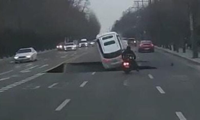 Un gouffre est soudainement apparu sur l&rsquo;autoroute et a englouti un motocycliste