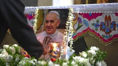 les images de la tombe du Pape François