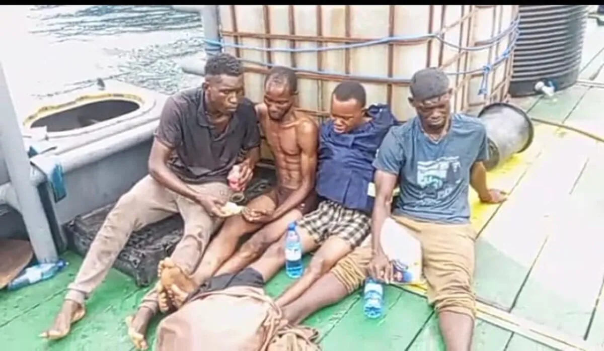 Des membres d’équipage d’un navire jette 4 passagers clandestins nigérians à la mer