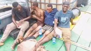 Des membres d'équipage d'un navire jette 4 passagers clandestins nigérians à la mer