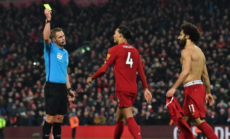 Football – découvrez l’origine des cartons jaunes pour avoir enlevé son maillot et le joueur qui en est responsable