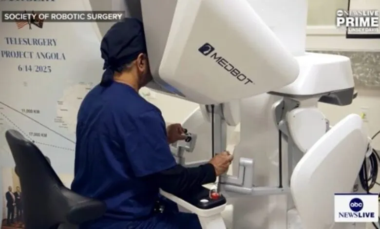 Un médecin en Floride utilise un robot pour effectuer une intervention chirurgicale à distance sur un patient en Afrique