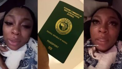 Une Nigériane pleure après avoir été expulsée des États-Unis immédiatement après son arrivée pour affaires