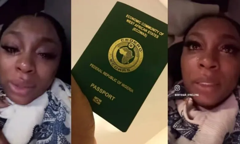 Une Nigériane pleure après avoir été expulsée des États-Unis immédiatement après son arrivée pour affaires