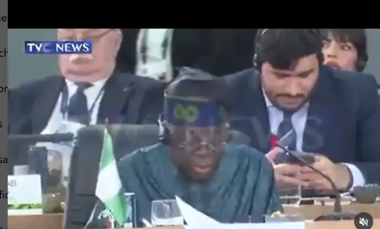 Réunion des BRICS – Un homme assis derrière le président nigérian lors de son discours suscite des réactions