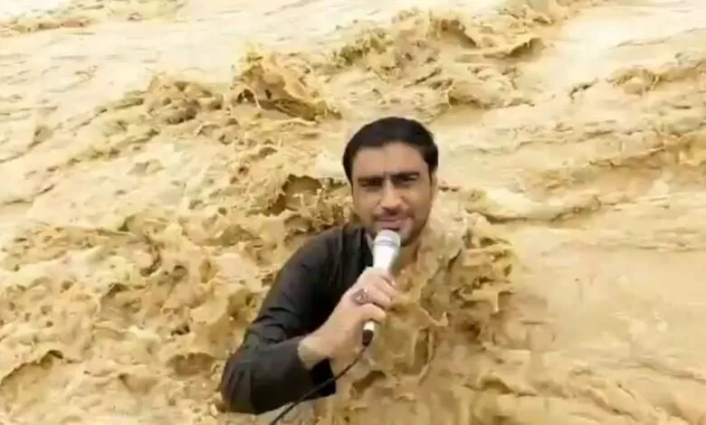 Un journaliste emporté par les eaux alors qu’il couvrait en direct des inondations meurtrières