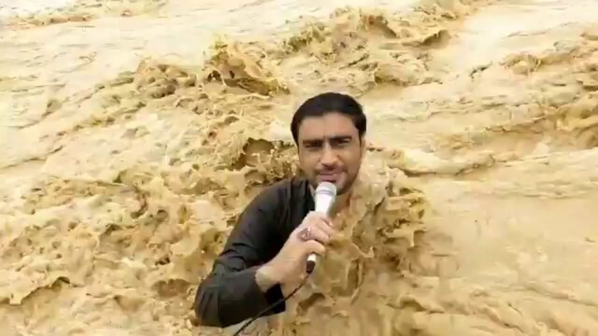 Un journaliste emporté par les eaux alors qu’il couvrait des inondations meurtrières (vidéo)