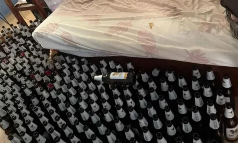 Un père divorcé retrouvé mort entouré de plus de 100 bouteilles de bière vides