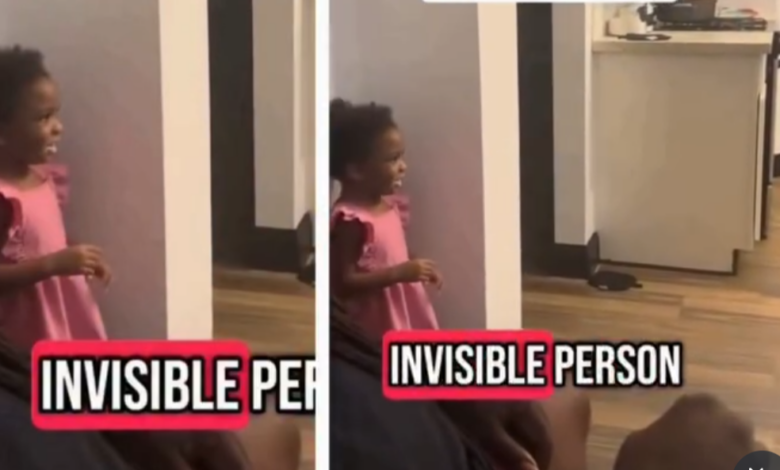 une mère filme sa fille jouant avec une personne invisible (1)