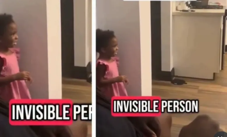 une mère filme sa fille jouant avec une personne invisible (1)