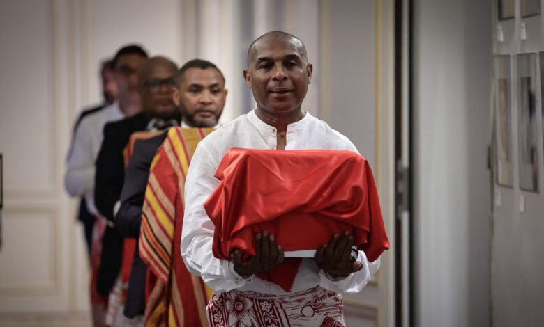 La-France-restitue-le-crâne-du-roi-déca.pité-à-Madagascar-après-128-ans