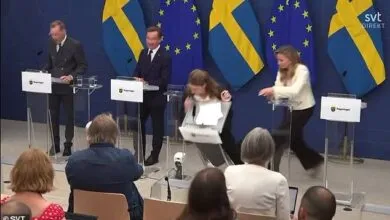 Suède – la ministre de la Santé s’effondre en pleine conférence de presse (vidéo)