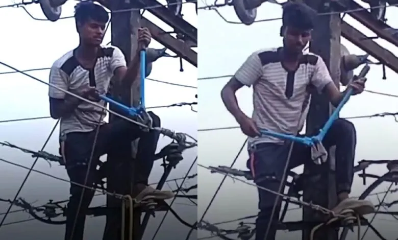 Un homme grimpe sur un poteau électrique et coupe le courant dans tout le village