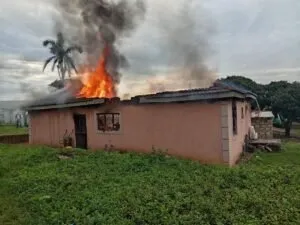 Sous le coup de la frustration , une femme met le feu à la maison familiale