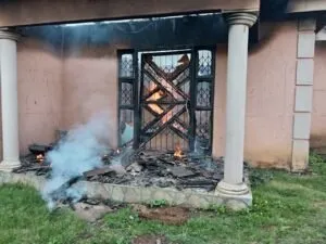 Sous le coup de la frustration , une femme met le feu à la maison familiale