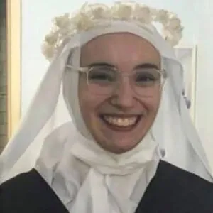 Une ex-nonne épouse un prêtre catholique après être tombée amoureuse en priant avec lui