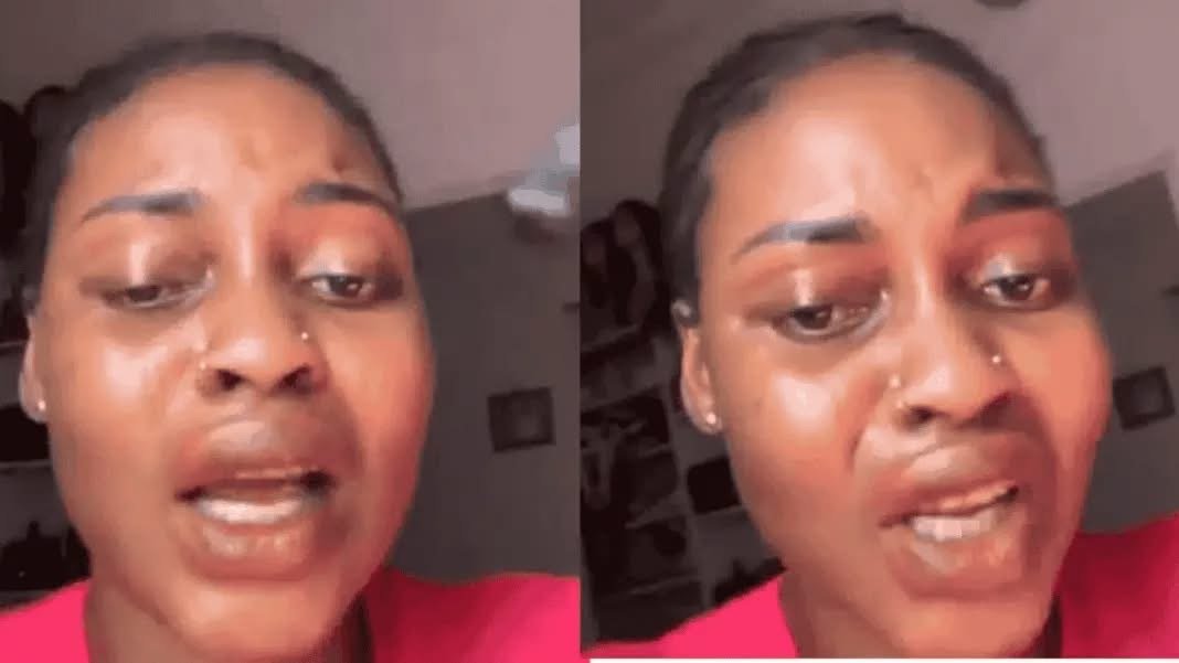 Une femme en pleurs après l’utilisation d’un gloss magique pour attirer les hommes riches