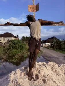 Un influenceur critiqué par les chrétiens pour une séance photo évoquant la crucifixion